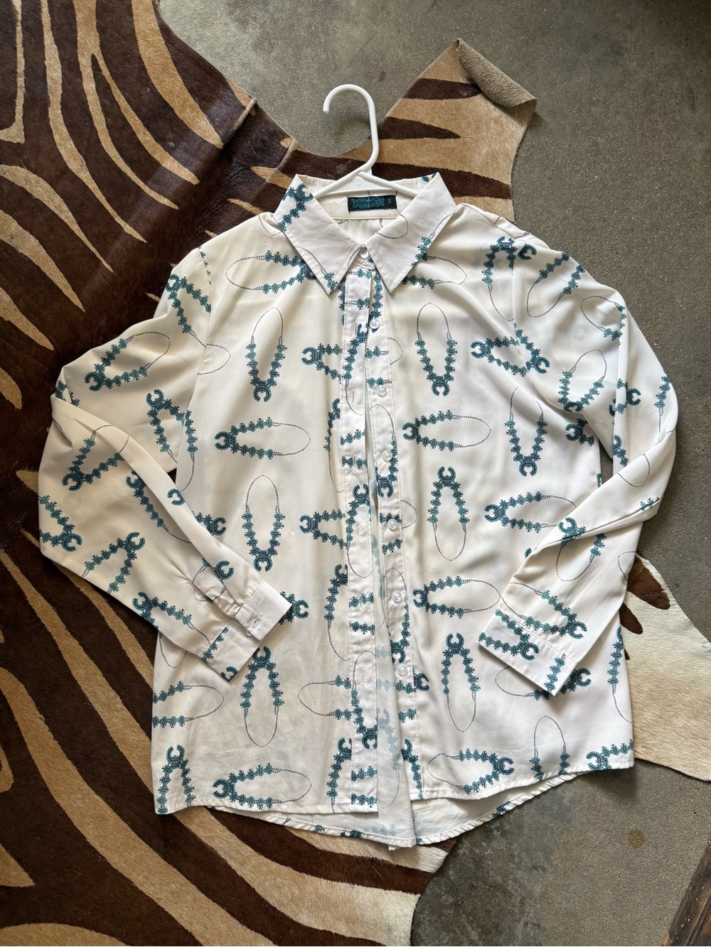 Woven White Button-Up Blouse with Teal Chain Motif